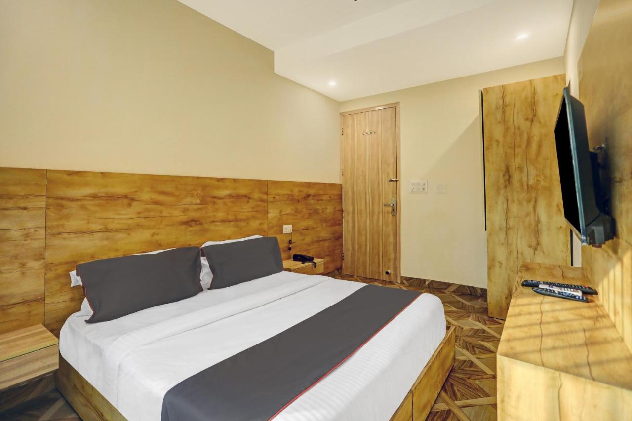 Oyo 81641 Collection O Hotel A1 Residency New Delhi Bagian luar foto