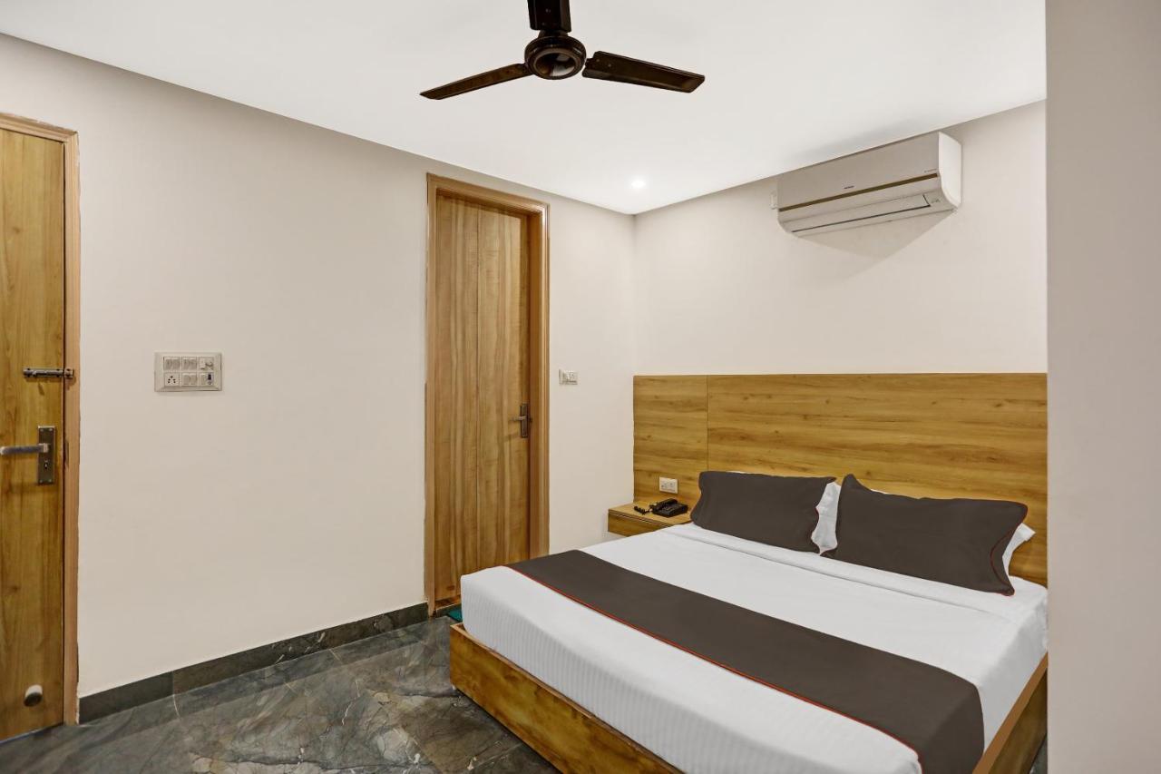 Oyo 81641 Collection O Hotel A1 Residency New Delhi Bagian luar foto